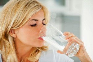 minum air putih bikin kulit mulus